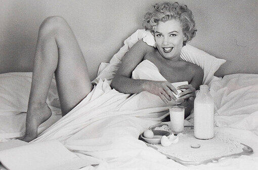 Monroe mit einem Glas Milch: Die Farbe weiß stand ihr gut. Ob sie dadurch ihre Unschuld symbolisieren wollte?