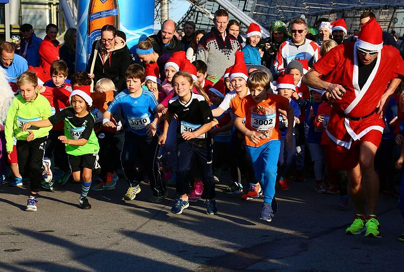 Am Samstag liefen mehr als 1.700 Münchner durch den Olympiapark. Die Bilder vom Nikolauslauf.