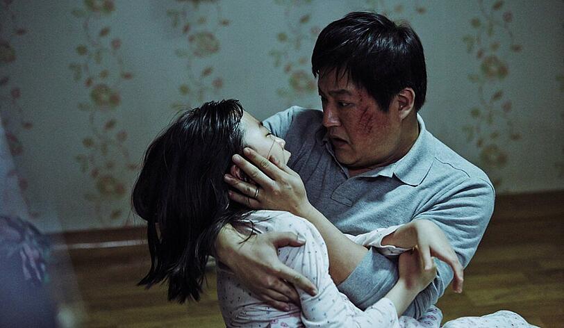 Jong-gus (Kwak Do-won) Tochter Hyo-jin (Kim Hwan-hee) scheint von einer dämonischen Macht heimgesucht worden zu sein.