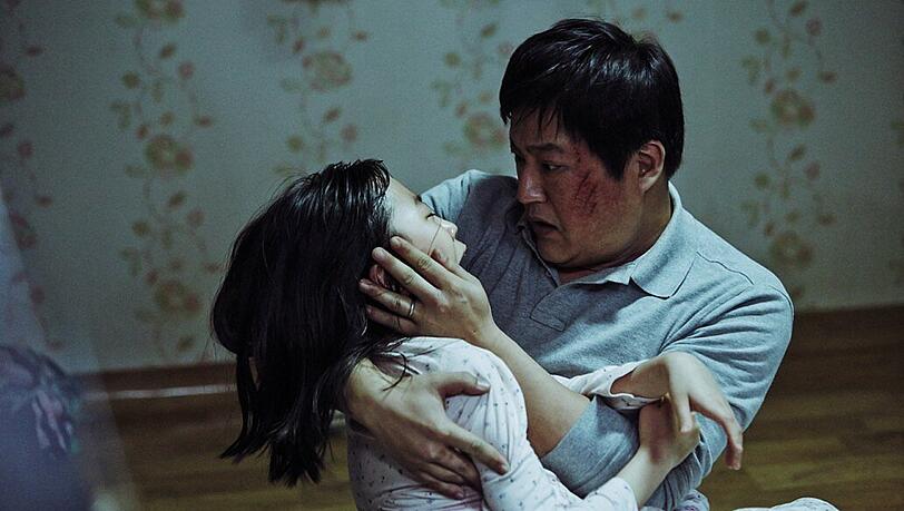 Jong-gus (Kwak Do-won) Tochter Hyo-jin (Kim Hwan-hee) scheint von einer dämonischen Macht heimgesucht worden zu sein.