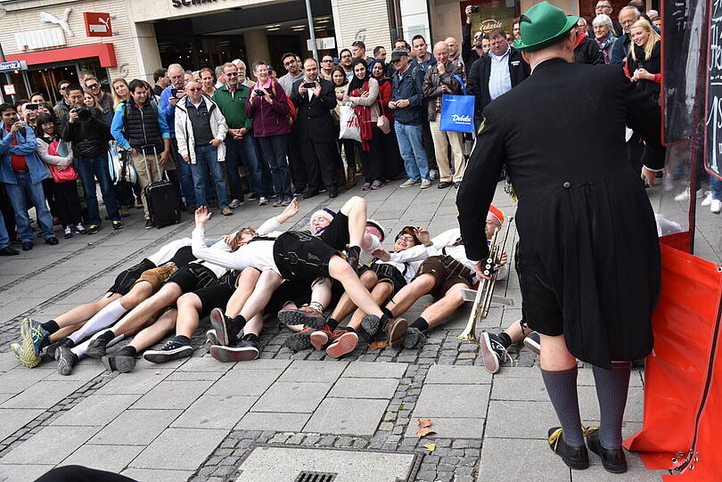 In der Münchner Innenstadt lieferten schwedische Studenten am Freitag ein Mordsspektakel! Die Bilder!
