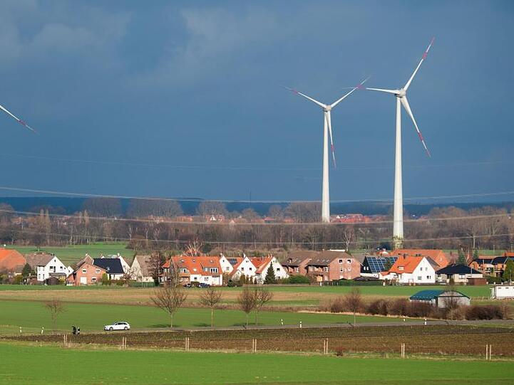 In vielen deutschen Gemeinden hegen die Bürger Vorbehalte gegen Windkraftanlagen in ihrer Nähe. Mit der Abgabe wollen die Grünen dem entgegenwirken. (Symbolbild)