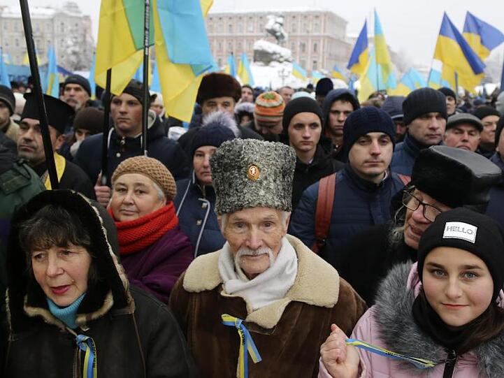 Vor der Sophienkathedrale bekunden mehrere Hundert Menschen mit ukrainischen Fahnen ihre Unterstützung für eine kirchliche Loslösung von Russland.