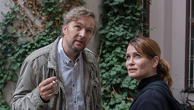 "Das Quartett: Das Mörderhaus": HK Barig (Stephan Grossmann) und Maike (Anja Kling) tauschen erste Informationen aus. "Das Quartett: Das Mörderhaus": HK Barig (Stephan Grossmann) und Maike (Anja Kling) tauschen erste Informationen aus.