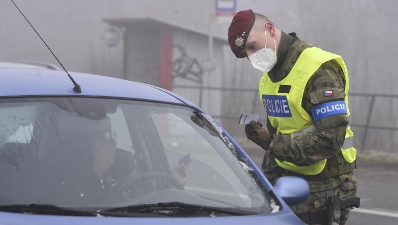 Ein Polizist kontrolliert während einer Straßenkontrolle ein Fahrzeug im Dorf Zvonijov bei Jihlava.