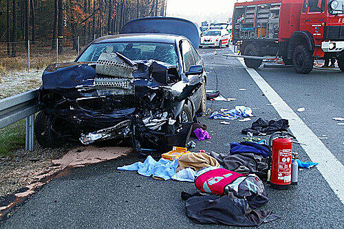 In diesem BMW aus Berlin sind bei einem Unfall auf der Autobahn 9 bei Pegnitz (Landkreis Bayreuth) zwei Kinder lebensgefährlich verletzt worden.