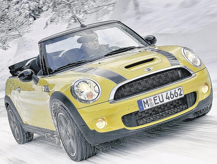 Heiße Kiste &ndash; auch auf Eis und Schnee: das neuen Mini Cabrio in der coolen Farbe Interchange Yellow.