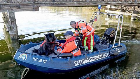 Spürhunde haben laut Polizei auf dem Inselsee am Stadtrand von Güstrow angeschlagen. Am Dienstagmorgen sollen Taucher in dem Bereich zum Einsatz kommen.