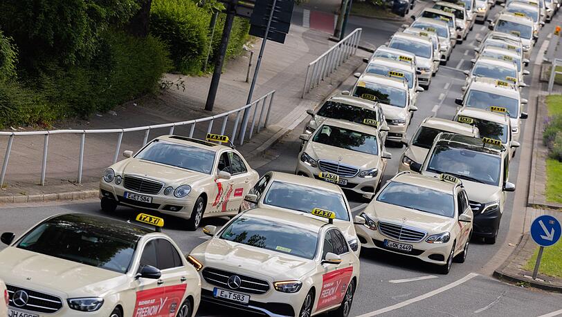 Die Taxibranche fordert Mindestpreise f&uuml;r die Mietwagenplattformen. (Archivbild)
