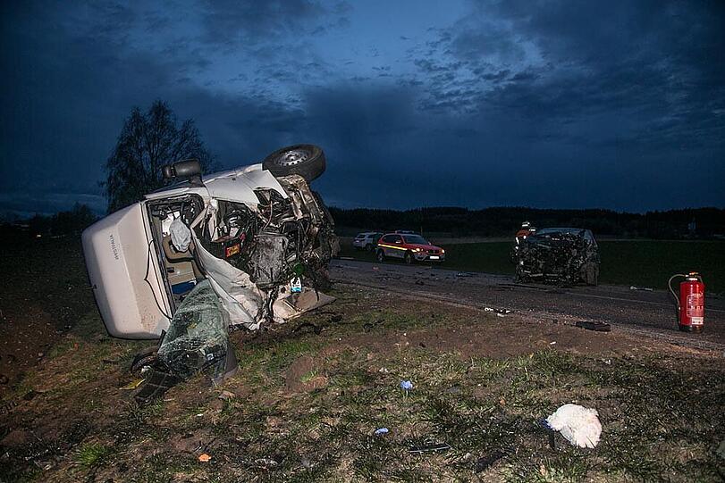 Bei dem Aufprall wurde der Motor aus dem Opel gerissen - die Bilder vom Bergungseinsatz am Sonntagabend.