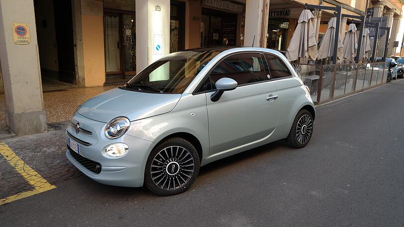 Der Hybrid-Cinquecento hat als "Lauch Edition" und in Tau-Grün-Metallic einen eleganten Auftritt.
