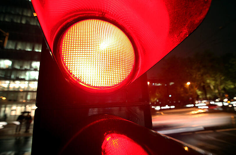 Immer wieder unterschätzen Fußgänger die Gefahr, wenn sie sich bei Rotlicht über eine Ampel wagen. (Symbolbild)