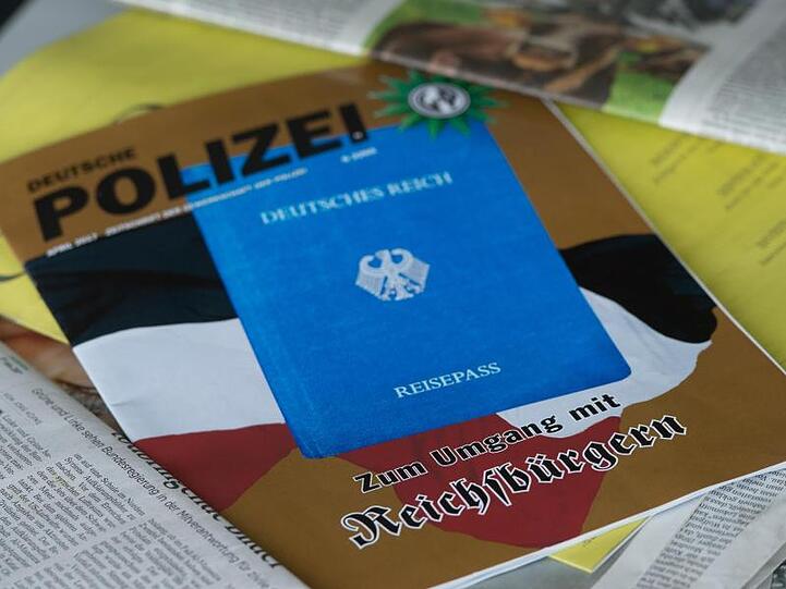 Eine Ausgabe der Zeitschrift "Deutsche Polizei" zum Thema "Reichsbürger". Foto: picture alliance/Jochen Lübke/dpa/Symbolbild