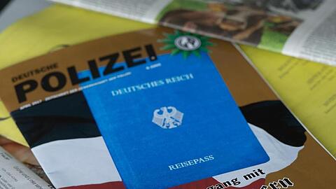 Eine Ausgabe der Zeitschrift "Deutsche Polizei" zum Thema "Reichsbürger". Foto: picture alliance/Jochen Lübke/dpa/Symbolbild