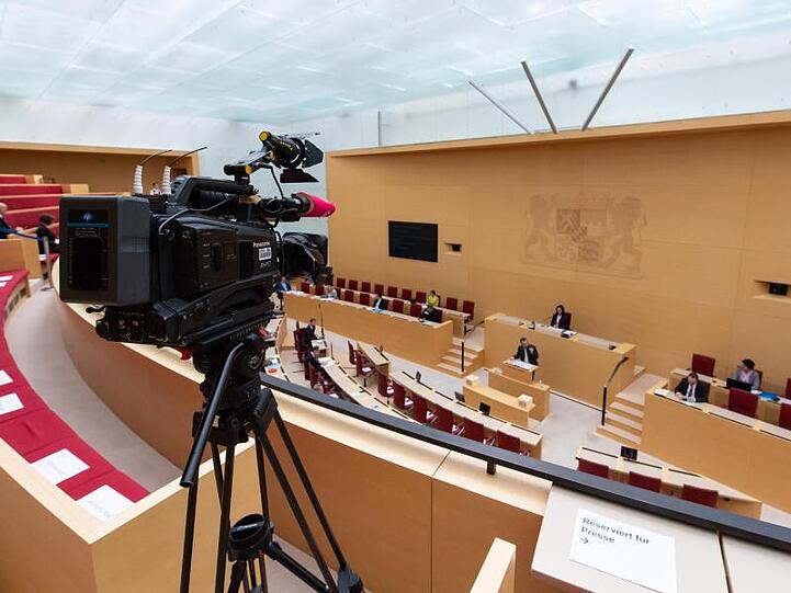 Die Abgeordneten im bayerischen Landtag nehmen an einer Plenarsitzung teil. Foto: Sven Hoppe/dpa