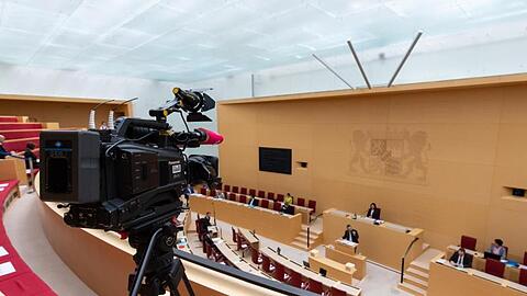 Die Abgeordneten im bayerischen Landtag nehmen an einer Plenarsitzung teil. Foto: Sven Hoppe/dpa