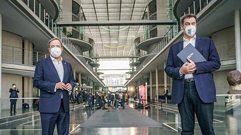 Markus Söder (CSU, r), Ministerpräsident von Bayern und CSU-Vorsitzender, steht neben Armin Laschet, CDU-Bundesvorsitzender und Ministerpräsident von Nordrhein-Westfalen, im Bundestag.