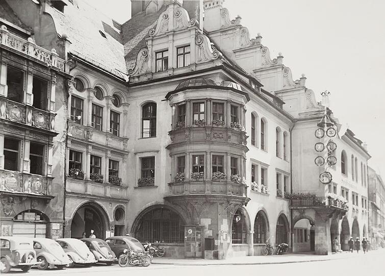 Käferparade am Platzl in den frühen 50ern - der Koch macht gerade Pause.