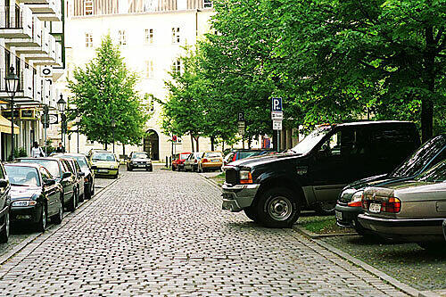 Für manche XXL-Autos findet sich nur schwer ein passender Parkplatz