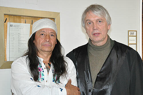 Einigen sie sich mit dem ADAC? Indianer Xokonoschtletl Gomora (58) mit seinem Anwalt Bernhard Fricke.