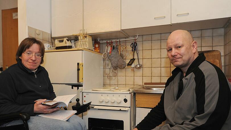 Schwester Mirjam Ullmann und Michael B. vor der Kochnische im Wohnzimmer. Der Kühlschrank ist kaputt, der Herd ebenso. Schwester Mirjam Ullmann und Michael B. vor der Kochnische im Wohnzimmer. Der Kühlschrank ist kaputt, der Herd ebenso.