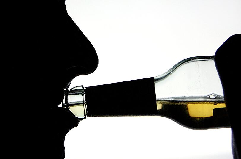 Etwa zwei Millionen Beschäftigte in Deutschland gelten als alkoholsüchtig. Erleiden sie einen Rückfall und sind monatelang krankgeschrieben, haben sie Anspruch auf Lohnfortzahlung.