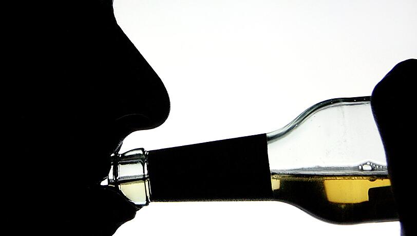 Etwa zwei Millionen Beschäftigte in Deutschland gelten als alkoholsüchtig. Erleiden sie einen Rückfall und sind monatelang krankgeschrieben, haben sie Anspruch auf Lohnfortzahlung. Etwa zwei Millionen Beschäftigte in Deutschland gelten als alkoholsüchtig. Erleiden sie einen Rückfall und sind monatelang krankgeschrieben, haben sie Anspruch auf Lohnfortzahlung.