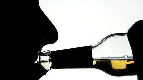Etwa zwei Millionen Beschäftigte in Deutschland gelten als alkoholsüchtig. Erleiden sie einen Rückfall und sind monatelang krankgeschrieben, haben sie Anspruch auf Lohnfortzahlung.