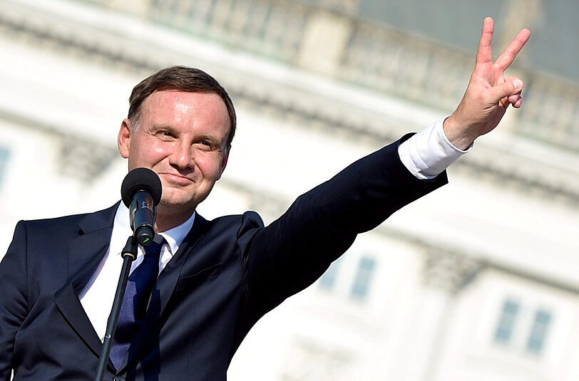 Die nationalkonservative Führung Polens bleibt im Konflikt mit dem Verfassungsgericht hart, einer Entscheidung des Gerichts Folge zu leisten.