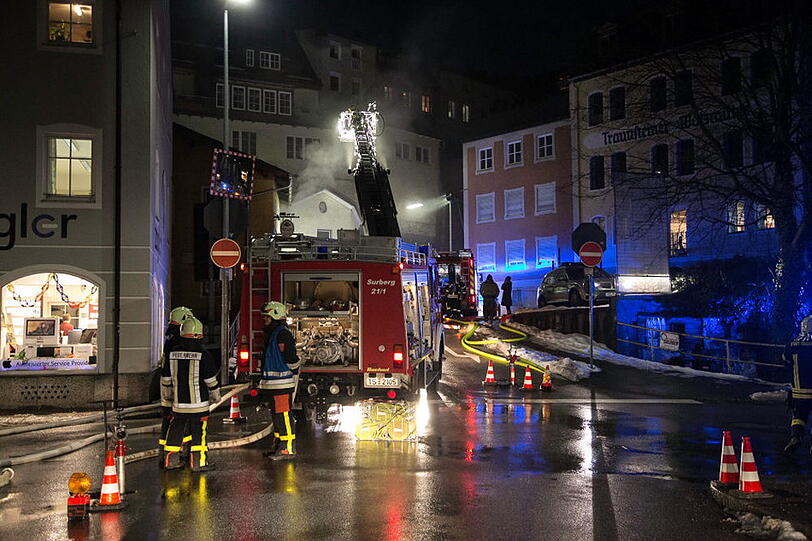 Die schnell eintreffende Feuerwehr hatte das Feuer zum Glück schnell unter Kontrolle, so dass ein Ausbreiten auf das restliche Gebäude verhindert werden konnte.