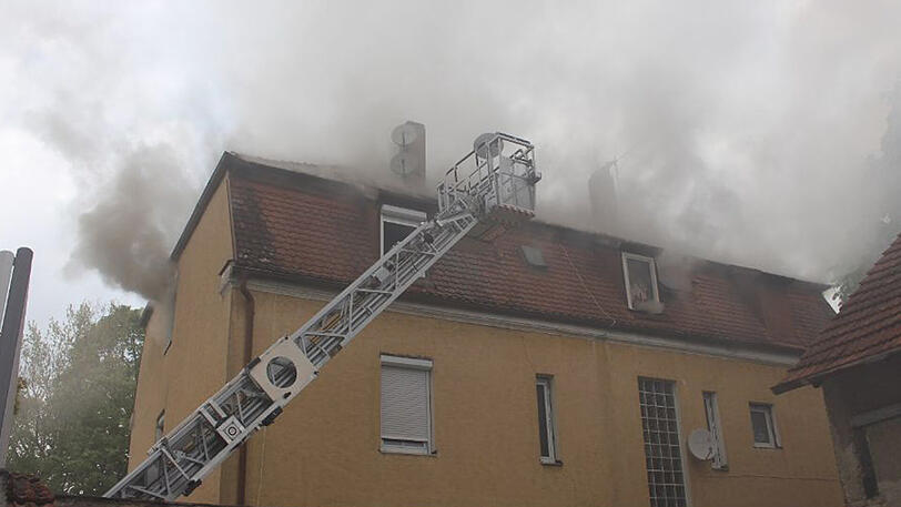In einem Mehrfamilienhaus in Straubing ist am Dienstagabend ein Brand ausgebrochen.