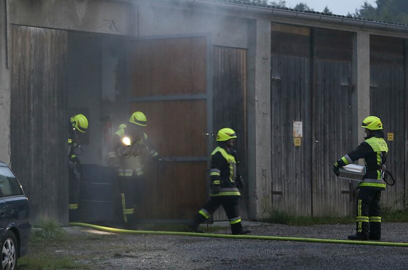 Kurioser Einsatz in Gars am Inn: Eine Person wollte in einer Garage Fleisch räuchern - und rief damit die Feuerwehr auf den Plan. Die Bilder vom Einsatz.