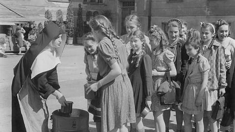 Kurz nach dem Zweiten Weltkrieg, eine Nonne gibt bei der Schulspeisung an der Klosterschule am Anger Essen aus.