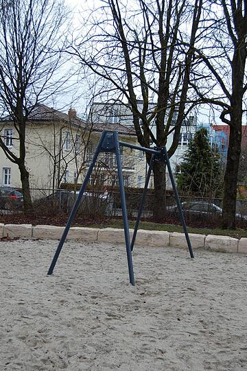 Im April 2013, am Tag vor der Bürgerversammlung, stand bereits das Gerüst für die Schaukeln. Am Tag danach wurden auch die Schaukel aufgehängt. Endlich!