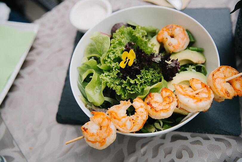Nie würden wir eine Gelegenheit auslassen, gut zu essen. Erst recht nicht in Südtirol! Genießen Sie das Beste. Mittags im Bistro-Stil und abends beim lässigen Fine Dining.