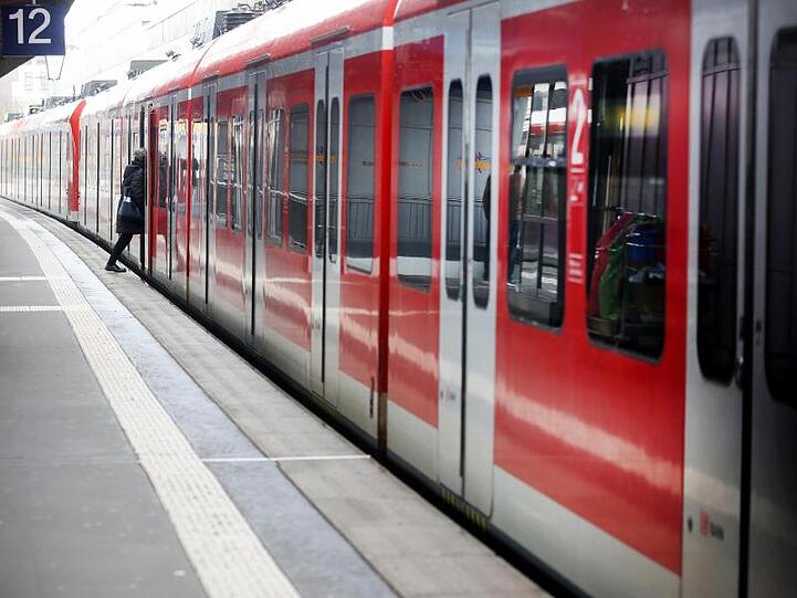 Wegen der Coronavirus-Krise zählt die Deutsche Bahn immer weniger Fahrgäste.