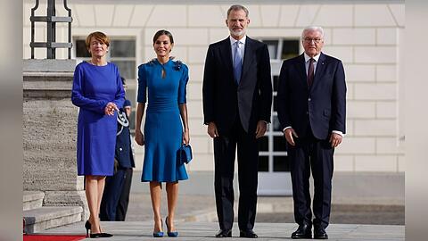Elke Büdenbender, Königin Letizia, König Felipe VI. und Frank-Walter Steinmeier (v.l.n.r.) beim Staatsempfang vor dem Schloss Bellevue.