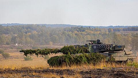 Ein Kampfpanzer Leopard 2 bei einer Ausbildungs- und Lehrübung der Bundeswehr.