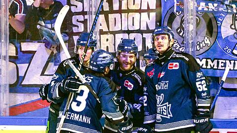 Die Mannschaft der Straubing Tigers jubelt nach dem Treffer zum 3:1.