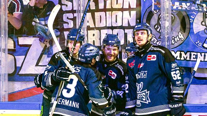 Die Mannschaft der Straubing Tigers jubelt nach dem Treffer zum 3:1.
