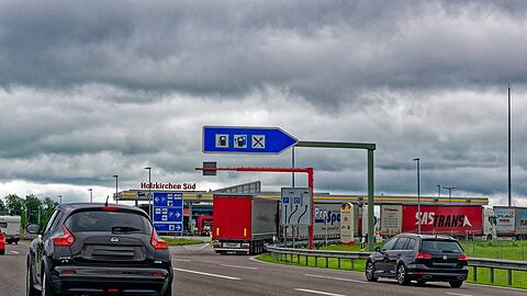 Nach einem Stopp an der Tankstelle Holzkirchen fuhren die Eltern gut eine halbe Stunde weiter in Richtung Österreich, bevor sie merkten, dass ihr Sohn fehlt.