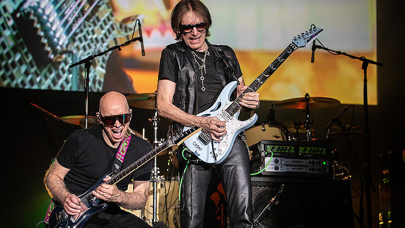 Joe Satriani und Steve Vai begeistern mit virtuoser Gitarrenkunst.