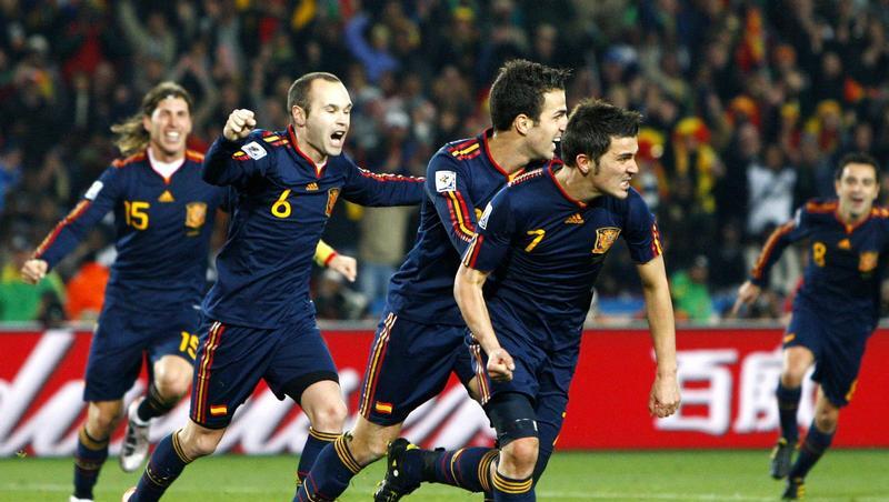 Spaniens Torschütze David Villa wird von seinen Mannschaftskollegen gejagt. Spaniens Torschütze David Villa wird von seinen Mannschaftskollegen gejagt.
