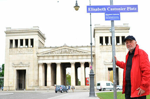 Ein Münchner Künstler startet am Königsplatz eine Aktion zur Erinnerung an die fast vergessene Autorin Elisabeth Castonier.