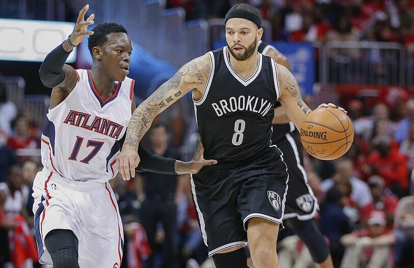 Dennis Schröder (links) im Duell mit Deron Williams. Szene aus derr ersten Playoff-Runde gegen Brooklyn.