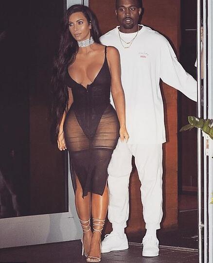 Ein Hauch von Nichts: Kim Kardashian mit ihrem Mann Kanye West.