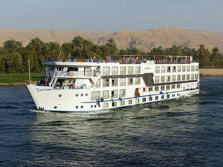Nilkreuzfahrtschiff unterwegs Richtung Luxor