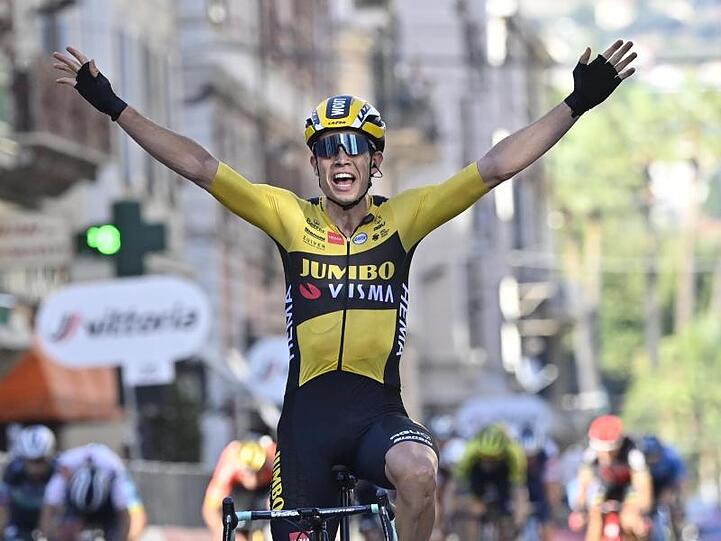 Der Belgier Wout van Aert vom Team Jumbo-Visma jubelt im Ziel über den Sieg.