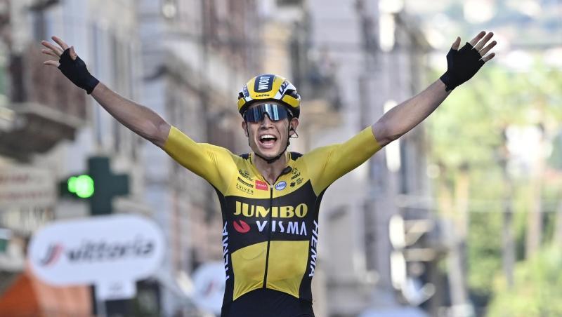 Der Belgier Wout van Aert vom Team Jumbo-Visma jubelt im Ziel über den Sieg. Der Belgier Wout van Aert vom Team Jumbo-Visma jubelt im Ziel über den Sieg.