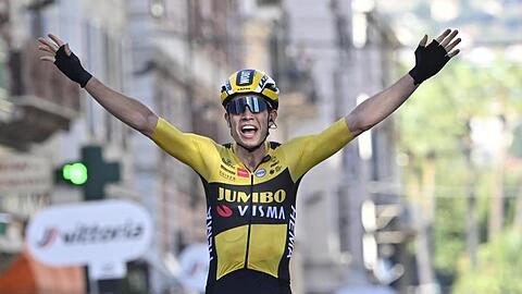 Der Belgier Wout van Aert vom Team Jumbo-Visma jubelt im Ziel über den Sieg.